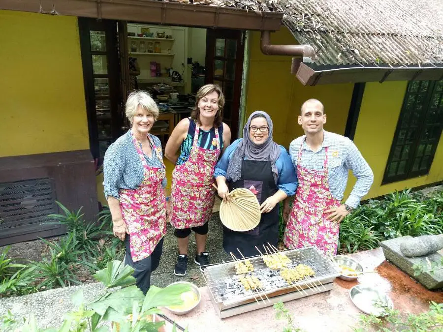 learn from the cooking experts and from the native in this penang cooking class