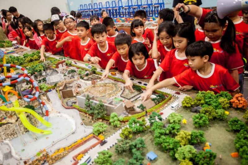 kids in the minnature kl