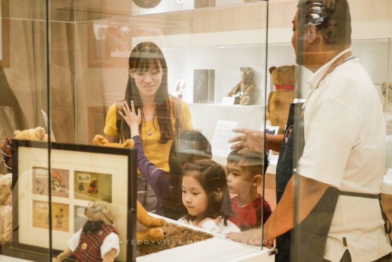 teddyville-museum-penang family in the teddy bear museum penang