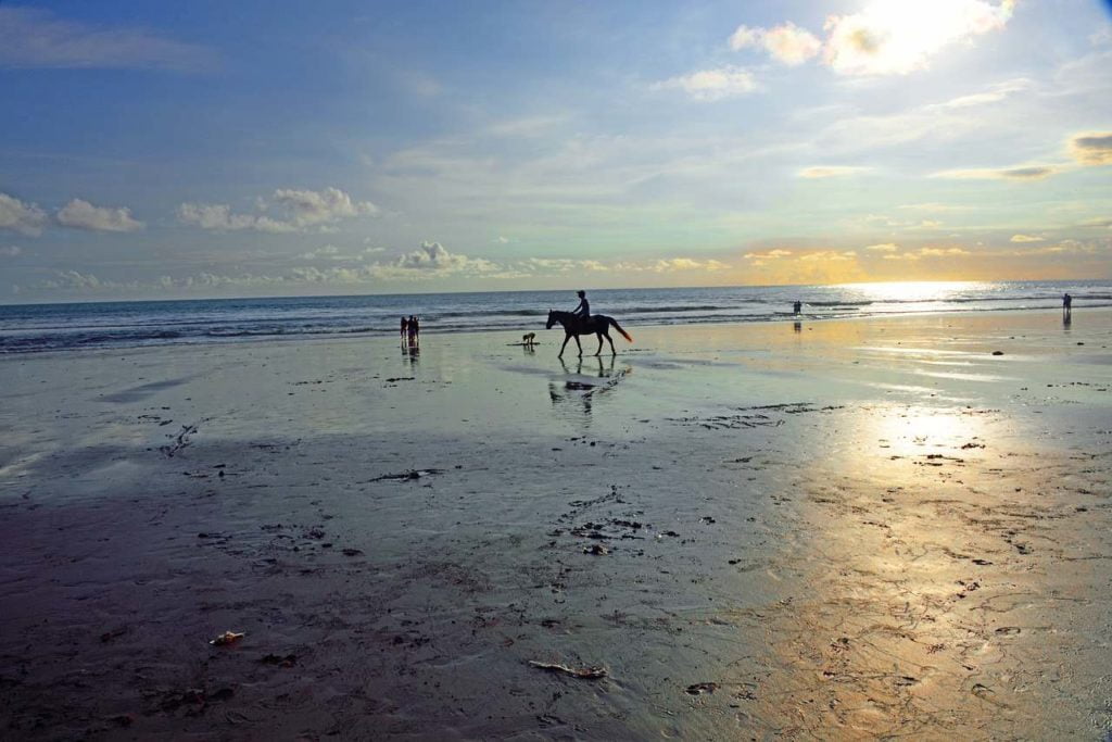 the jimbaran beach area in bali that you can visit during your uluwatu tour