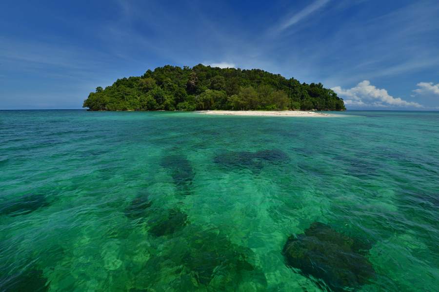 tunku abdul rahman park can be accessed with the sapi and manukan island tour