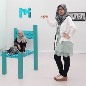 museum of illusions ticket kuala lumpur - 2 girls in the museum